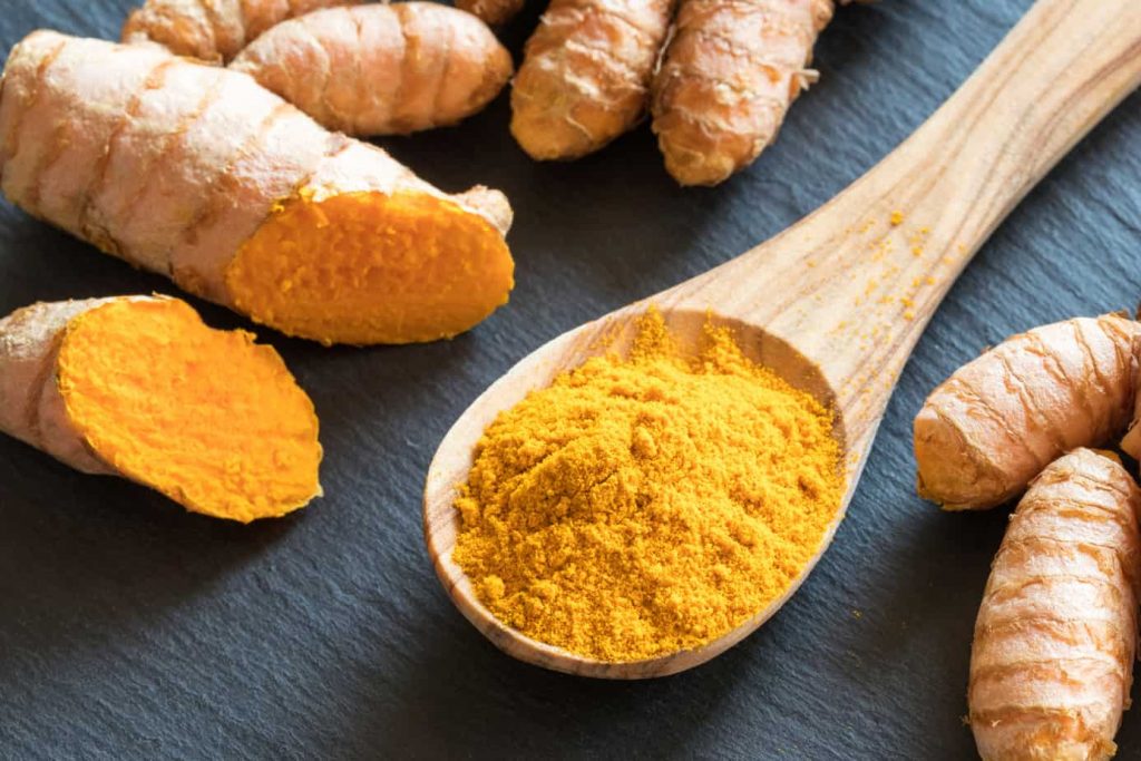 ground-turmeric-and-fresh-turmeric-root